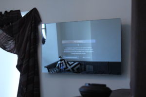 Навесной зеркальный телевизор для гостиниц от компании Mirror Digital Home